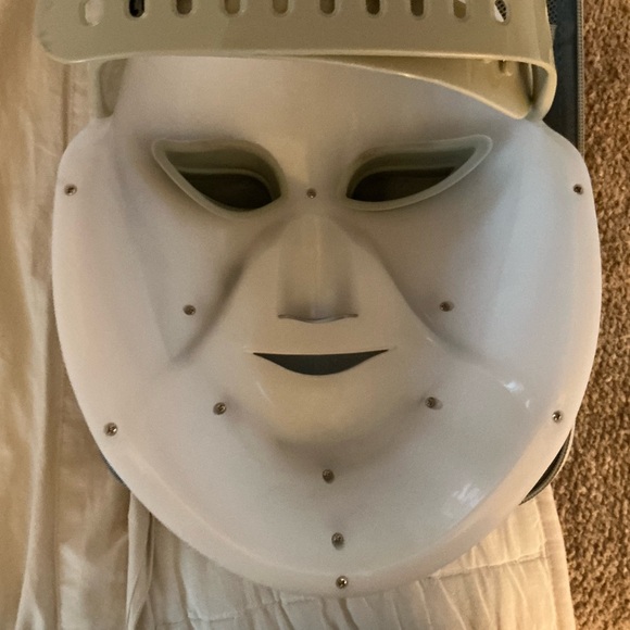 Cleopatra LED Light Therapy Facial Mask - Picture 7 of 7